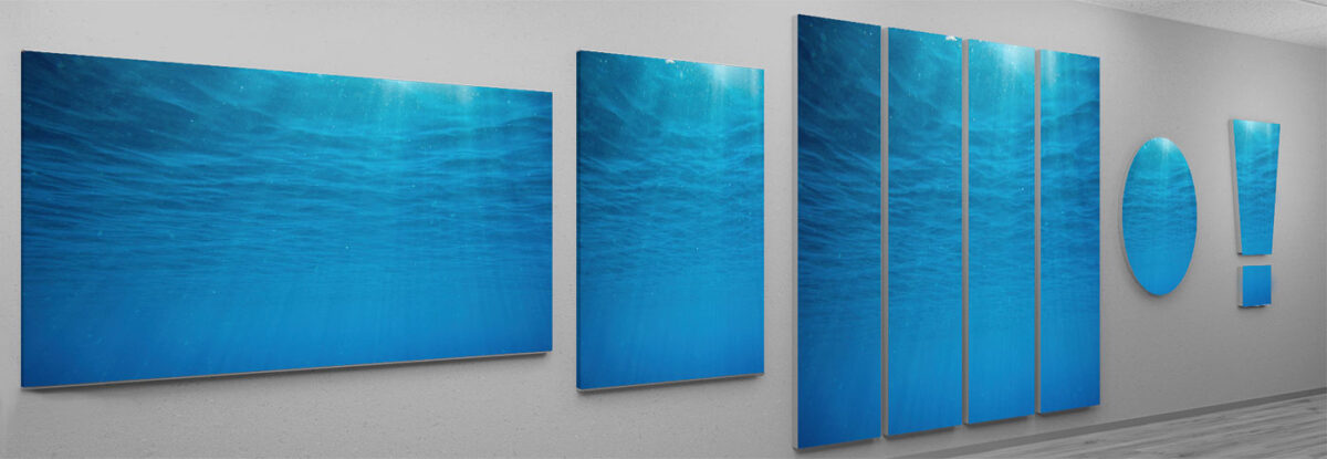 Magnettafel Unterwasser Bild. Sonnenstrahlen durchdringen die Wasser Oberfläche - tiefes Blau.