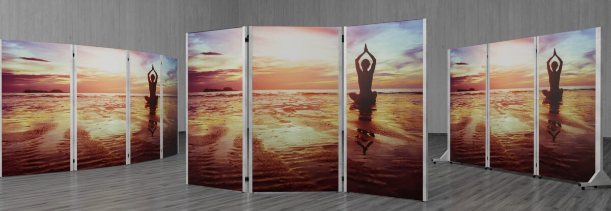 Raumteiler Yoga am Strand - solide Konstruktion aus Metall. Für Fitness- und Yoga Bereich.